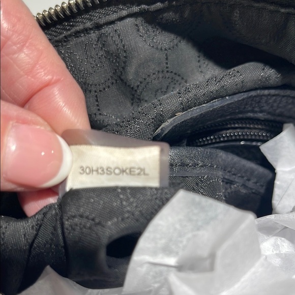 Michael KORS Pebble Leather Handbag, Authentic Silvertone hardware, Black - Picture 7 of 10